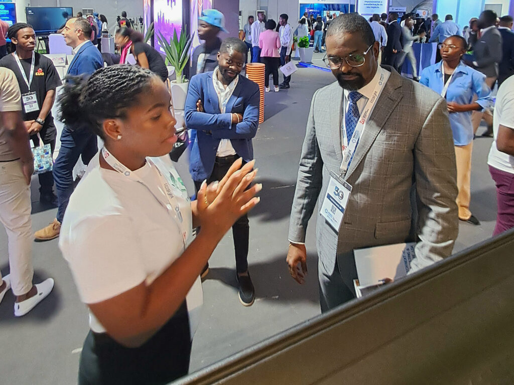 Economista João Francisco visitando stand Renovaluz